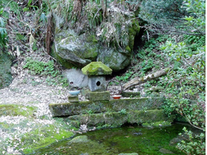 岩清水の封蛇石